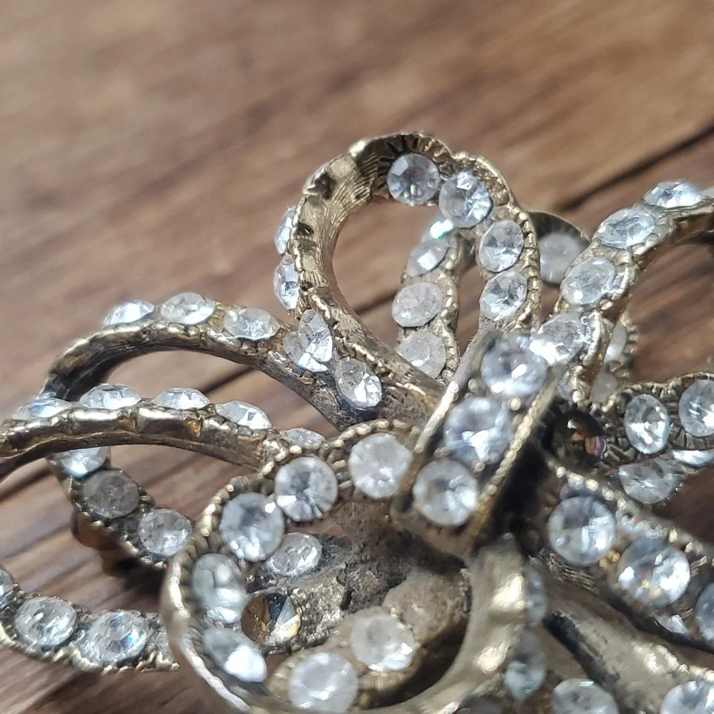 Unsigned vintage‎ whiting and davis crystal twist flower brooch stunning B807